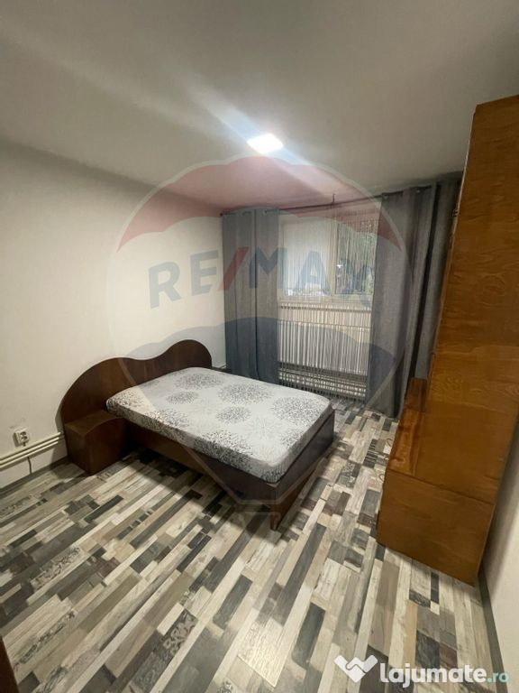 Apartament cu 3 camere de vânzare în zona Rovine