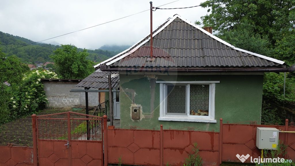 Casă cu 2 camere și 2 ari de teren de vânzare în zona...