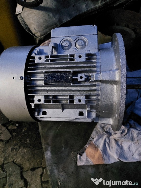 Vând motor electric trifazic