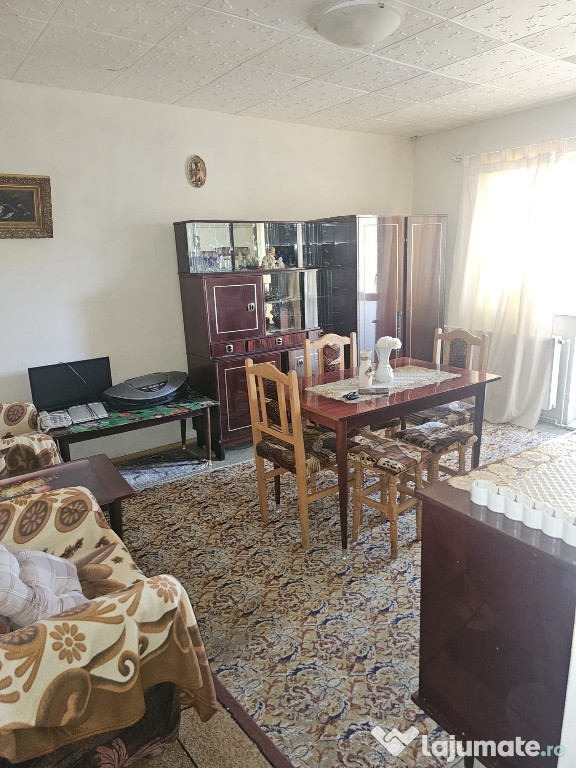 Vand apartament cu 3 camere in Zarnesti, zona Tohan Blocuri
