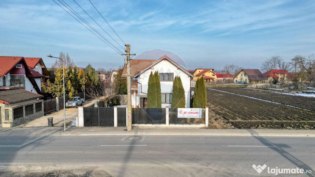 Casă / Vilă cu 8 camere de vânzare în Stupini