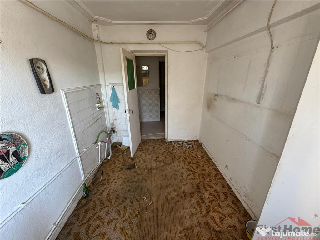 Apartament 3 camere, 70mp, etaj 4/4 cu acoperis, zona Casa d