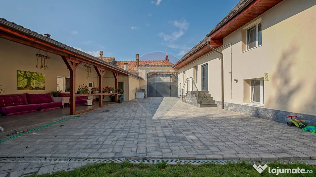 Casă / Vilă Săsească cu 6 camere de vânzare in Vulca...