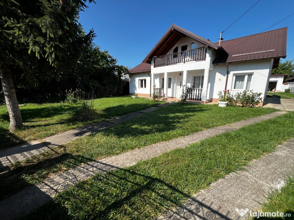 Casă 4 dormitoare / 2076 mp teren Roman, Neamt