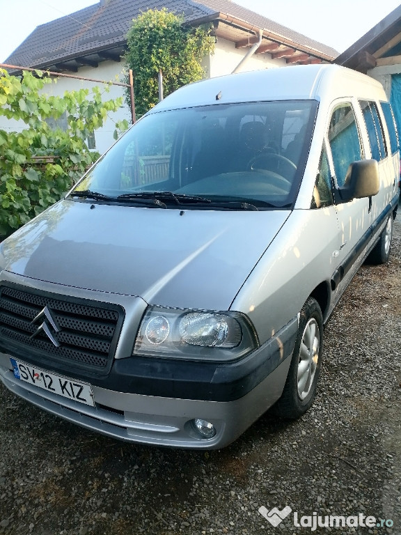 Se vinde autoturism