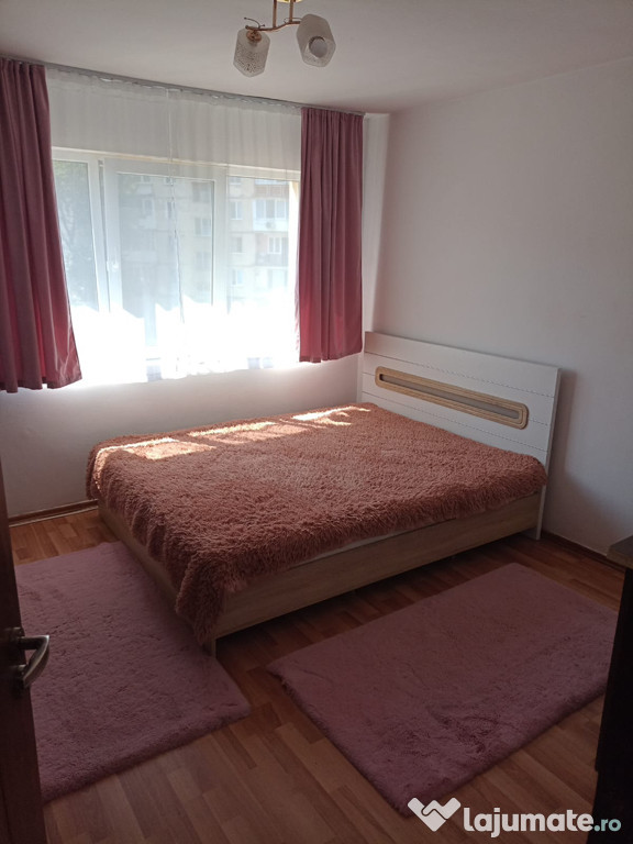 Închiriez apartament