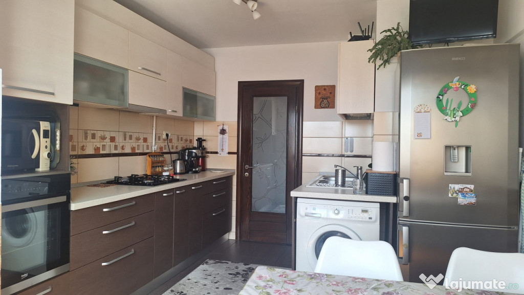 Apartament 2 camere, etaj intermediar, zona centrala, Radaut