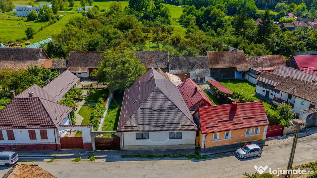 Casă saseasca cu gradina de VANZARE/ Bogata Olteana/ Hoghiz