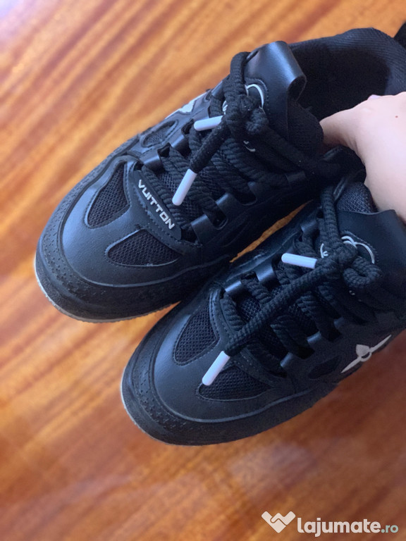 Adidași Louis Vuitton