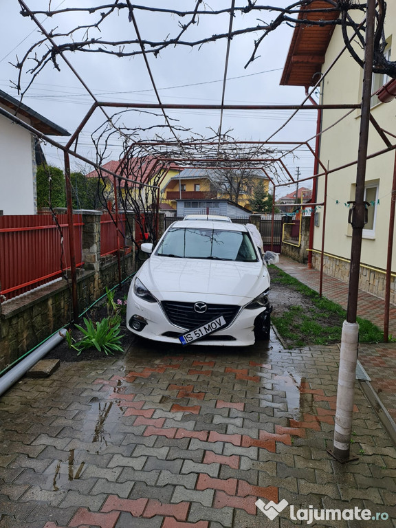 Vând Mazda 3 avariat