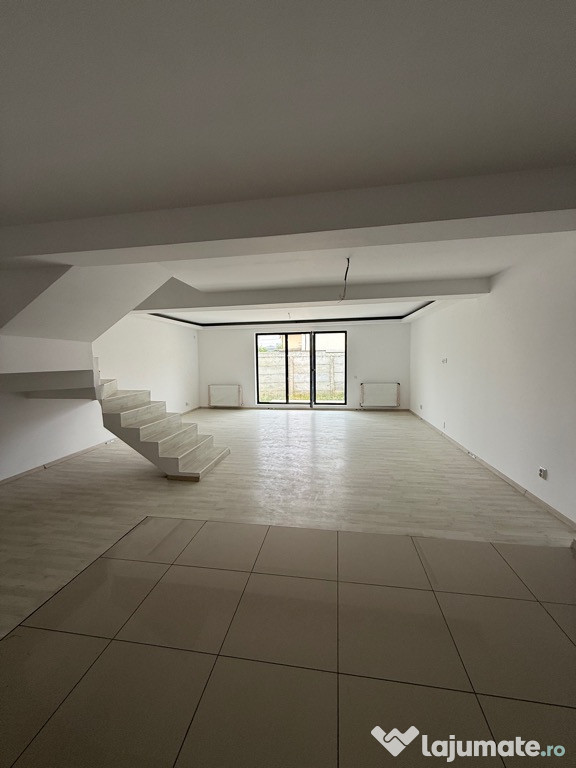 Triplex bine compartimentat, 5 camere si loc de parcare
