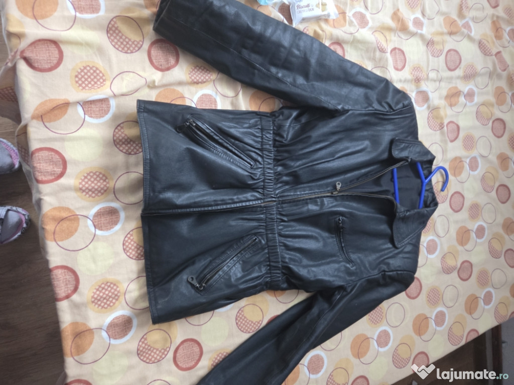 Vând geaca din piele,material bun