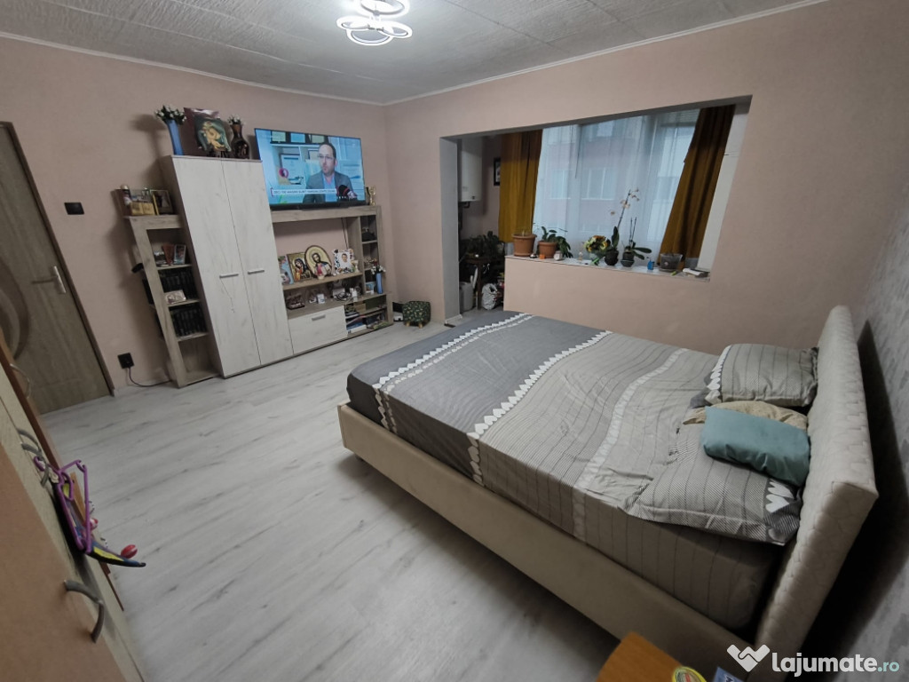 Vand apartament 3 camere decomandat