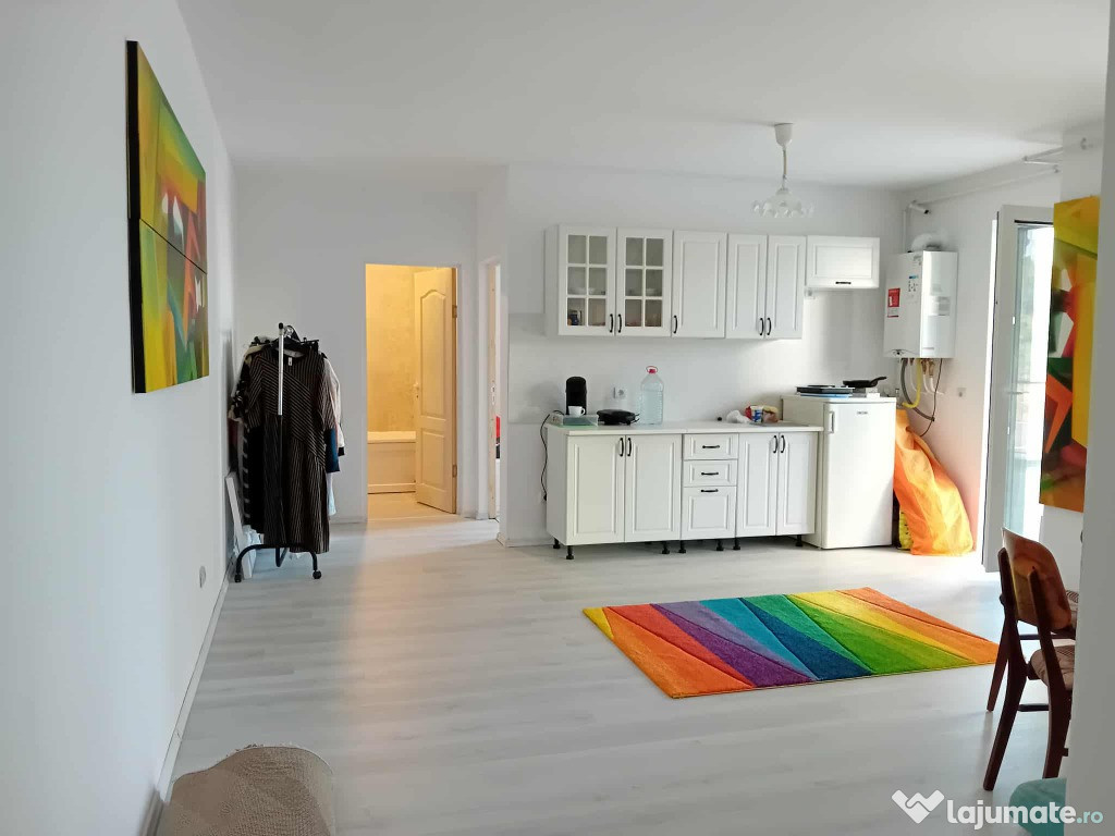 Vand apartament nou, finisat, mobilat, 3 camere, terasa mare, parcare,