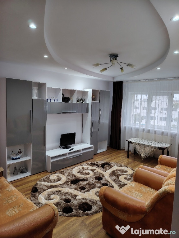 Închiriez apartament cu 2 camere