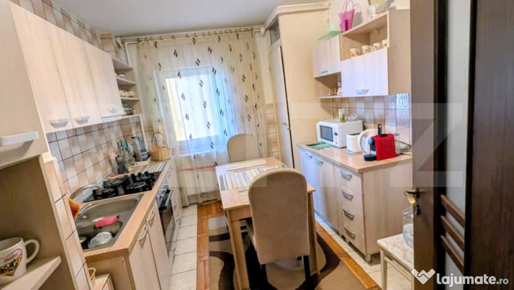 Apartament cu 4 camere, decomandat, cetate.