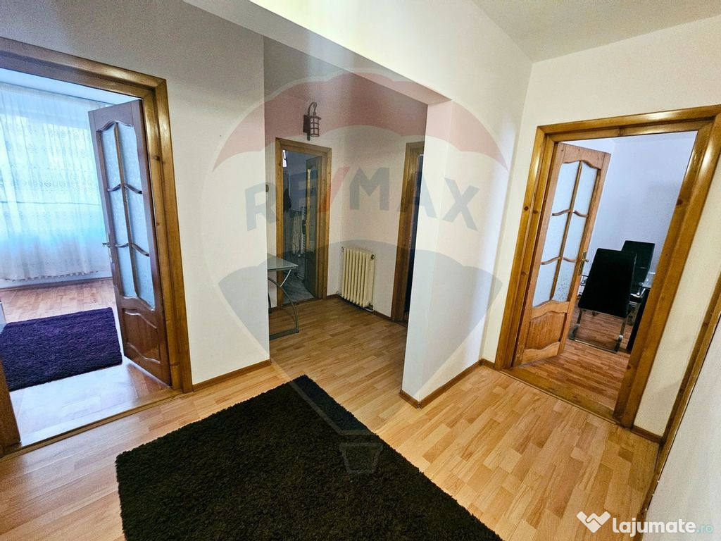 Apartament cu 3 camere de închiriat în zona Precista