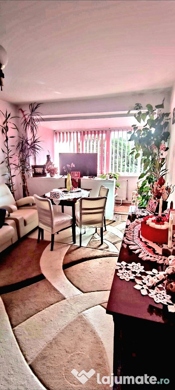 Apartament 3 camere de vânzare