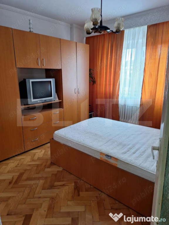 Apartament 3 camere, etaj intermediar-zona Cetate