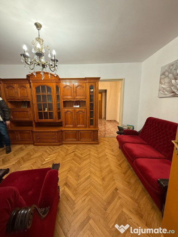 { Metrou Obor } Apartament 3 camere semidecomandat