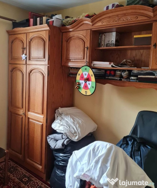 Mobilă din lemn masiv