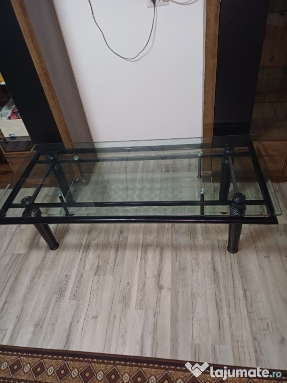 Masa cu cadru metalic si blat din sticla securizat.