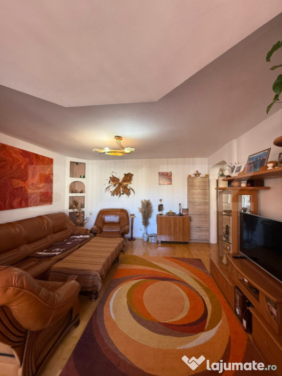 Apartament 4 camere, decomandat, zona piata mica