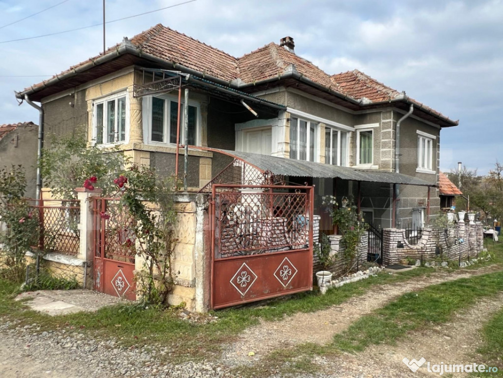 Casă individuală cu 5 camere și teren de 1231 mp în Suce