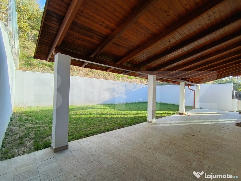 Casă cu 4 camere ultrafinisată suprafață de 240 mp și u