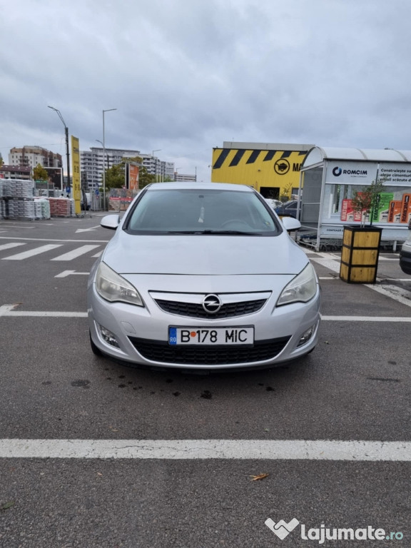 Opel Astra J 2011