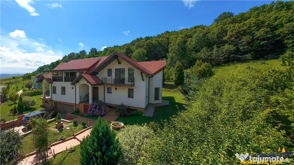 FILM! Resedinta nobiliara, in inima coltului verde al Vaii N