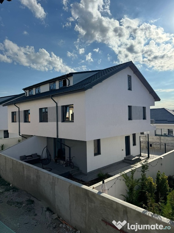 Vila duplex spațioasă, zonă liniștită, aproape de București–164.000 €