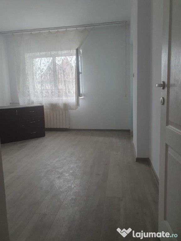 Garsoniera zona Capat 1, etaj 2, decomandat