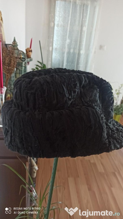 Ocazie unica - caciula blana astrahan la doar 150 lei