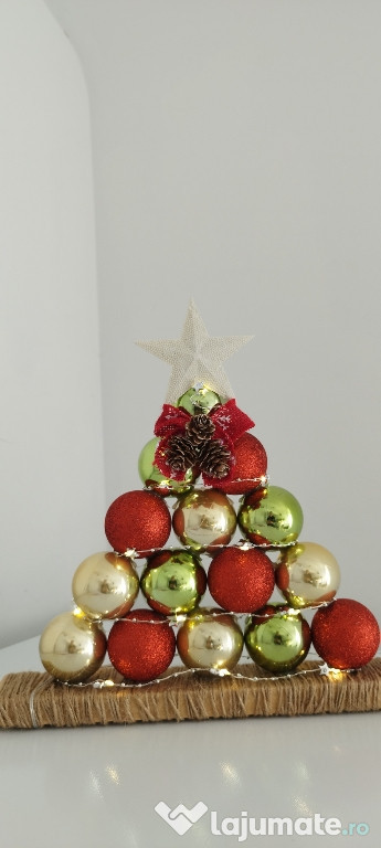 Fac Brăduți din globuri.