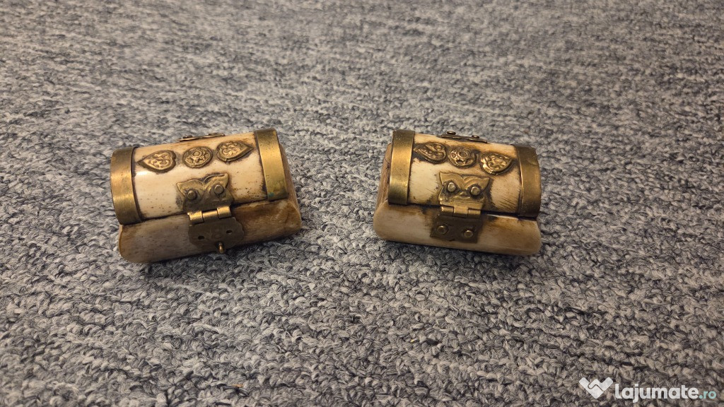 Set cutiute bijuterii din fildes.