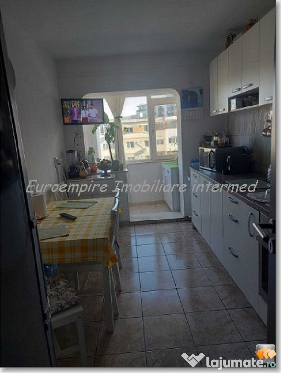 Apartament 3 camere decomandate zona Trocadero