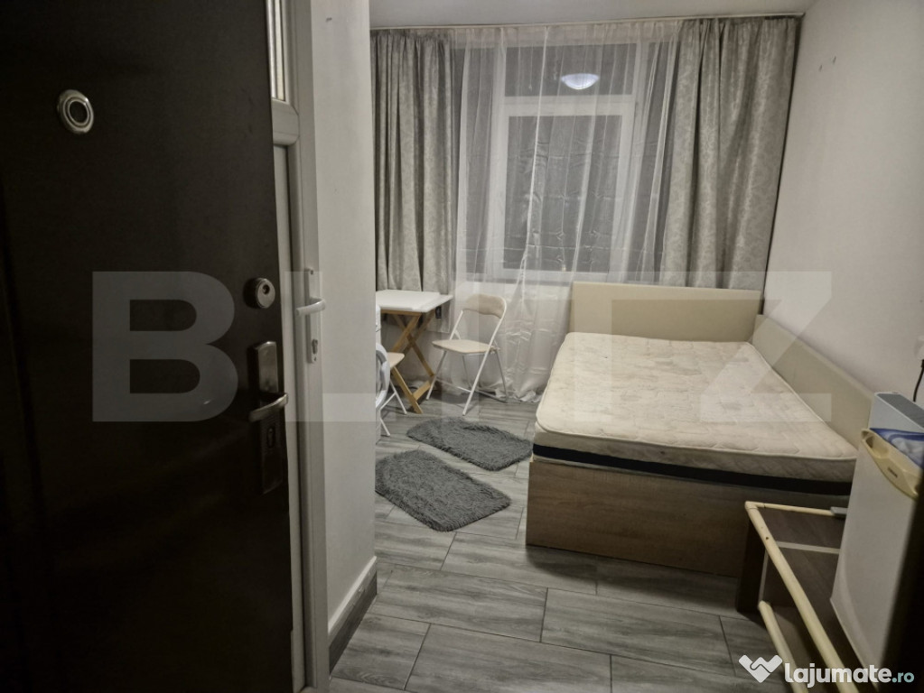 Camera de inchiriat, cu baie eleganta si mica chicineta, zon