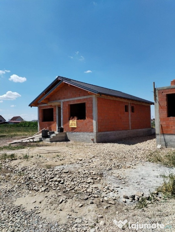 Casă în roșu Oșorhei