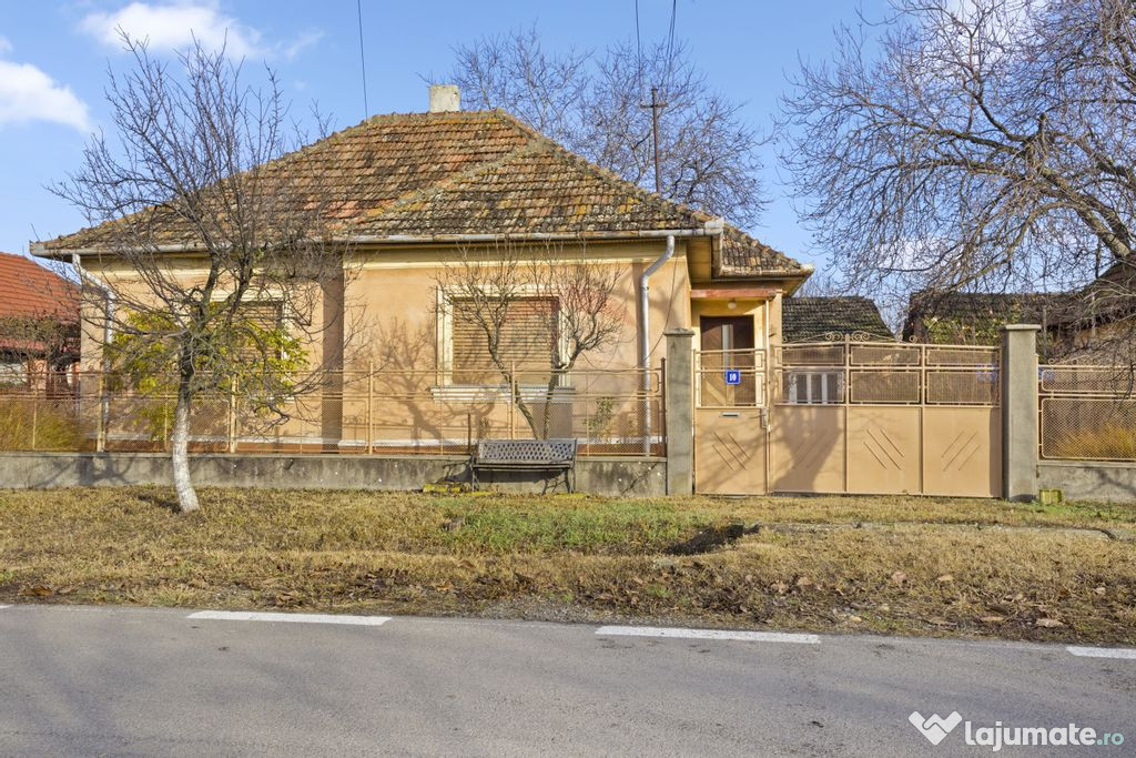 Casă de vanzare, pozitie excelenta, la intrare in Loc. G...