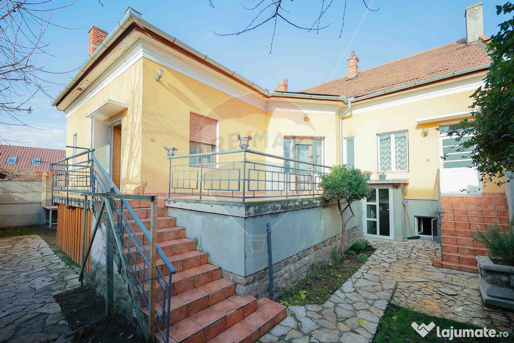 Casă Evreiască de Vânzare, Singur în Curte în zona U...