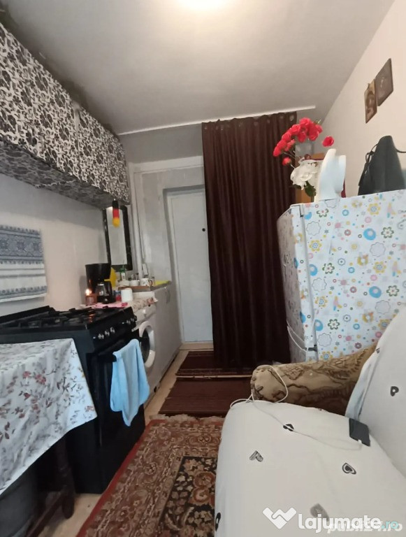 Camera de camin in spate la magazin jambo