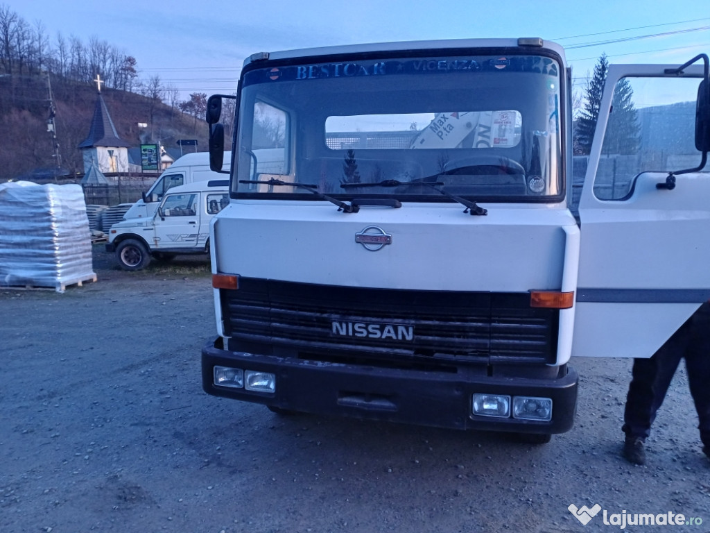 Nisan cu macara funcțională pentru mai multe detalii la telefon