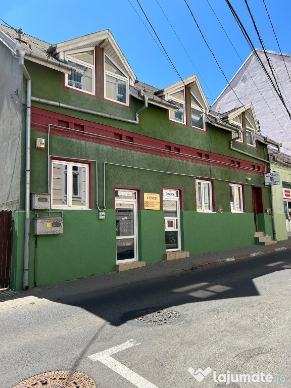 3 spatii comerciale si un apartament la mansarda