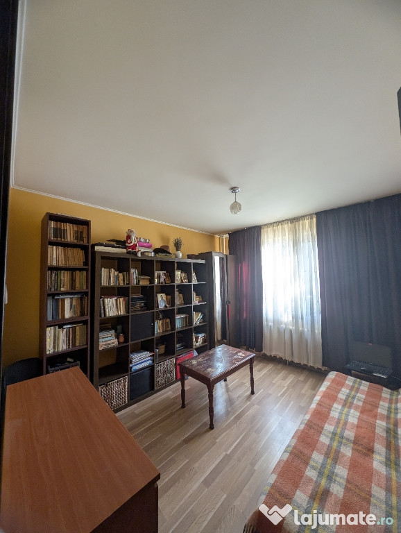 Proprietar vând apartament 3 camere foarte aproape de metrou