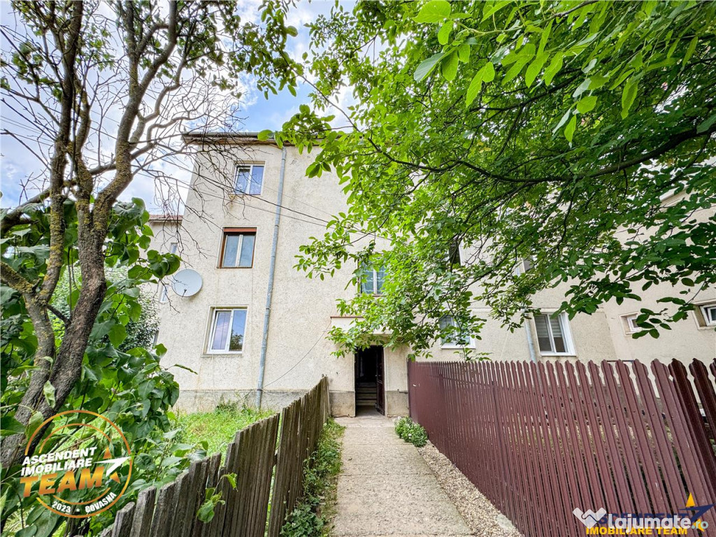 FILM! Apartament 2 camere,decomandat,cu garaj,1.400 mp teren