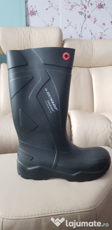 Se vinde o pereche de cizme.