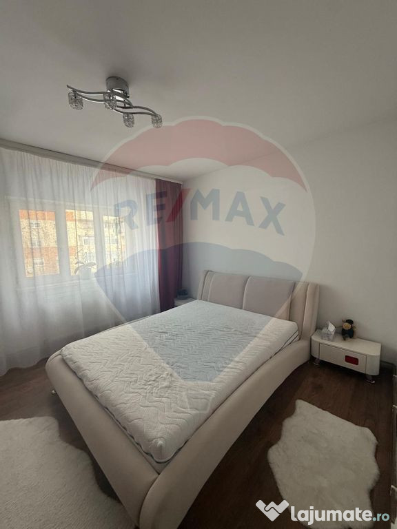Apartament cu 3 camere de închiriat în zona Lapus