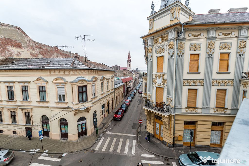 Apartament ultracentral cu 4 camere partial amenajat Comi...