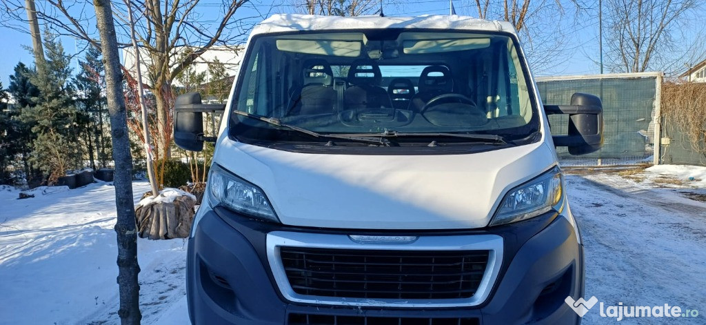 Peugeot Boxer cu benă neacoperită, 7 locuri, an 2017.